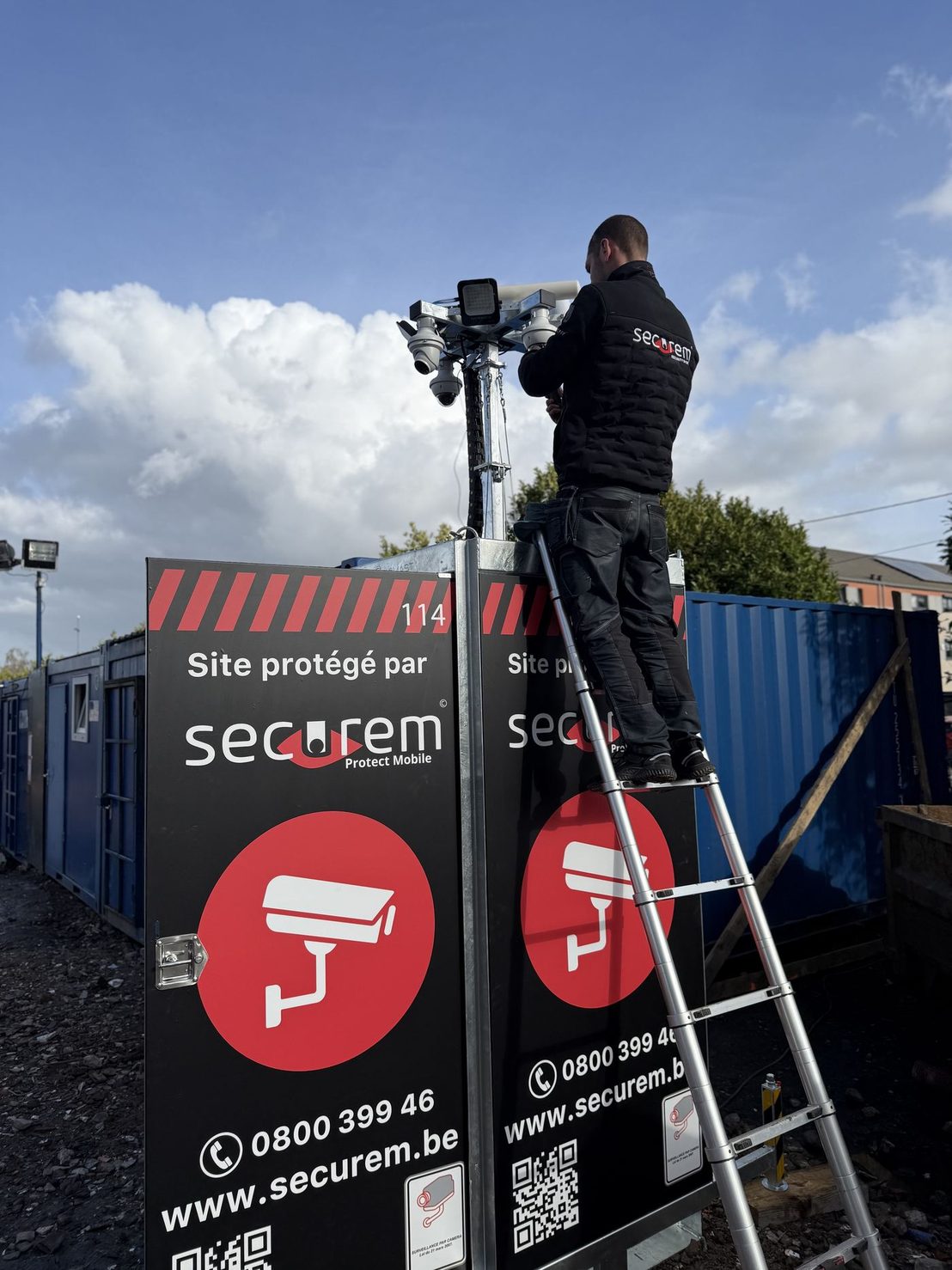 Technicien Securem mettant en service un mât Protect Mobile sur un chantier