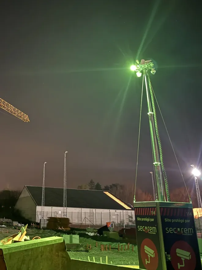 Mât Securem Protect Mobile installé : au pied de la grue, toute la nuit