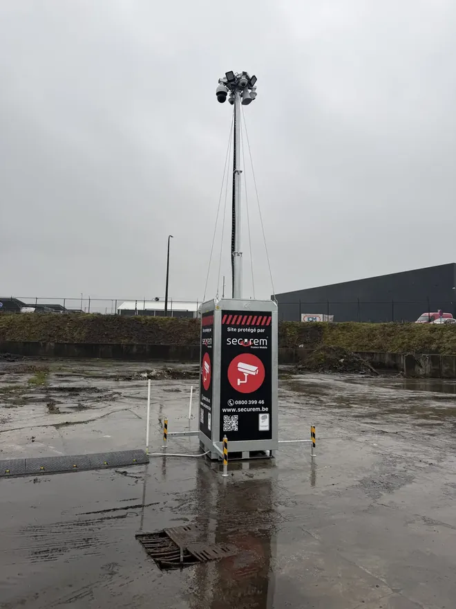 Mât Securem Protect Mobile installé : pluie, vent : il reste en service