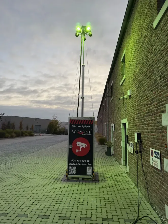 Mât Securem Protect Mobile installé : le long des façades, à la tombée du jour