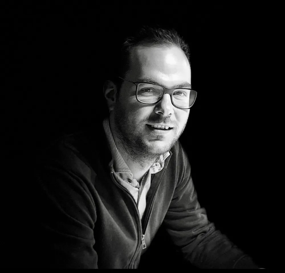 Portrait en noir et blanc de Meidy Lumeau, fondateur de Securem